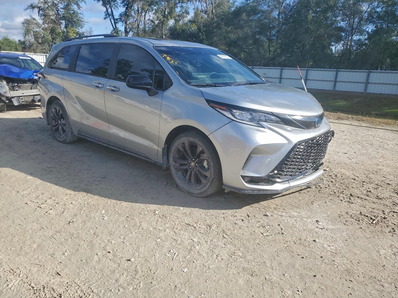 2025 TOYOTA SIENNA XSE photo 4