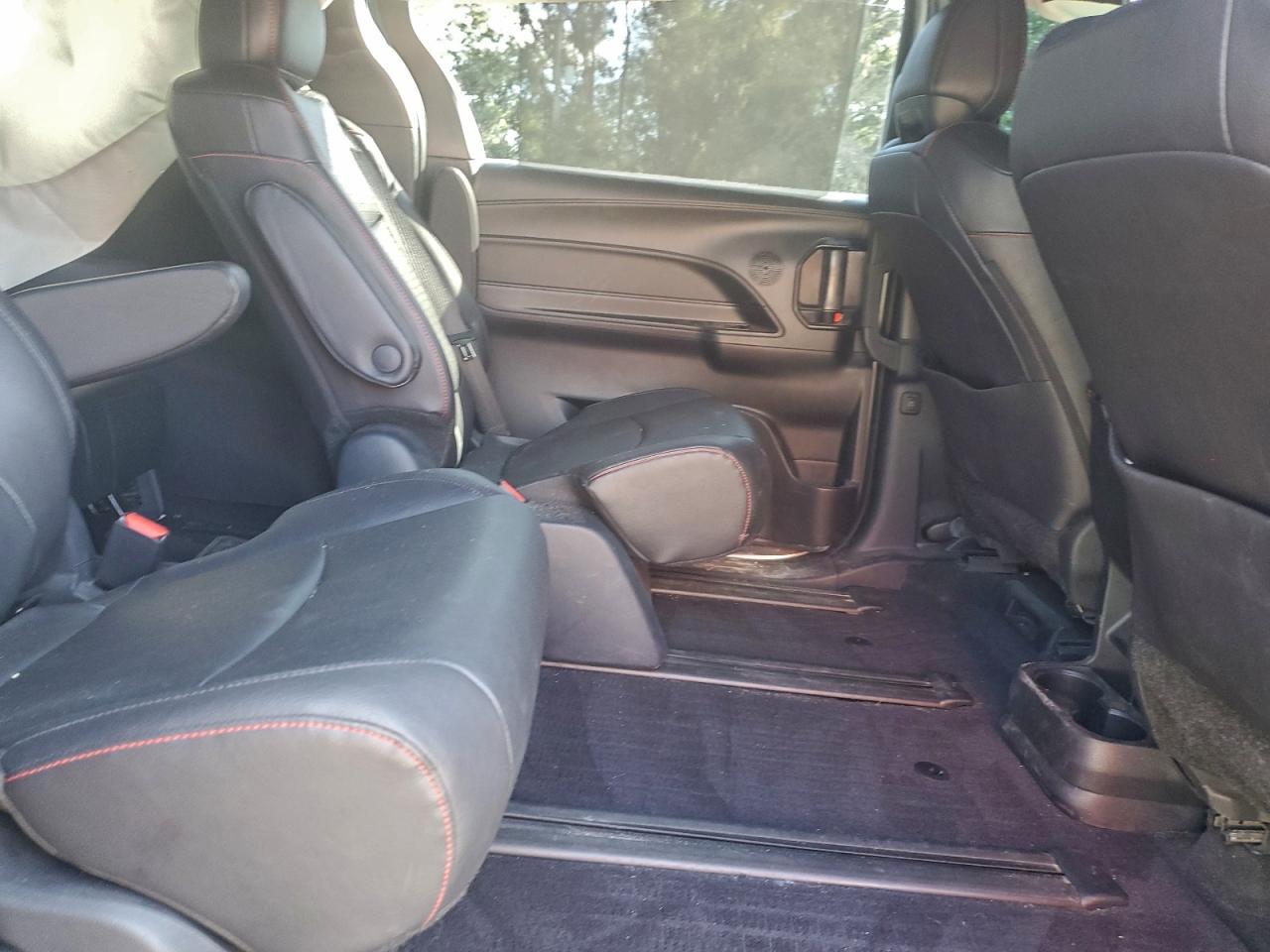 2025 TOYOTA SIENNA XSE photo 11