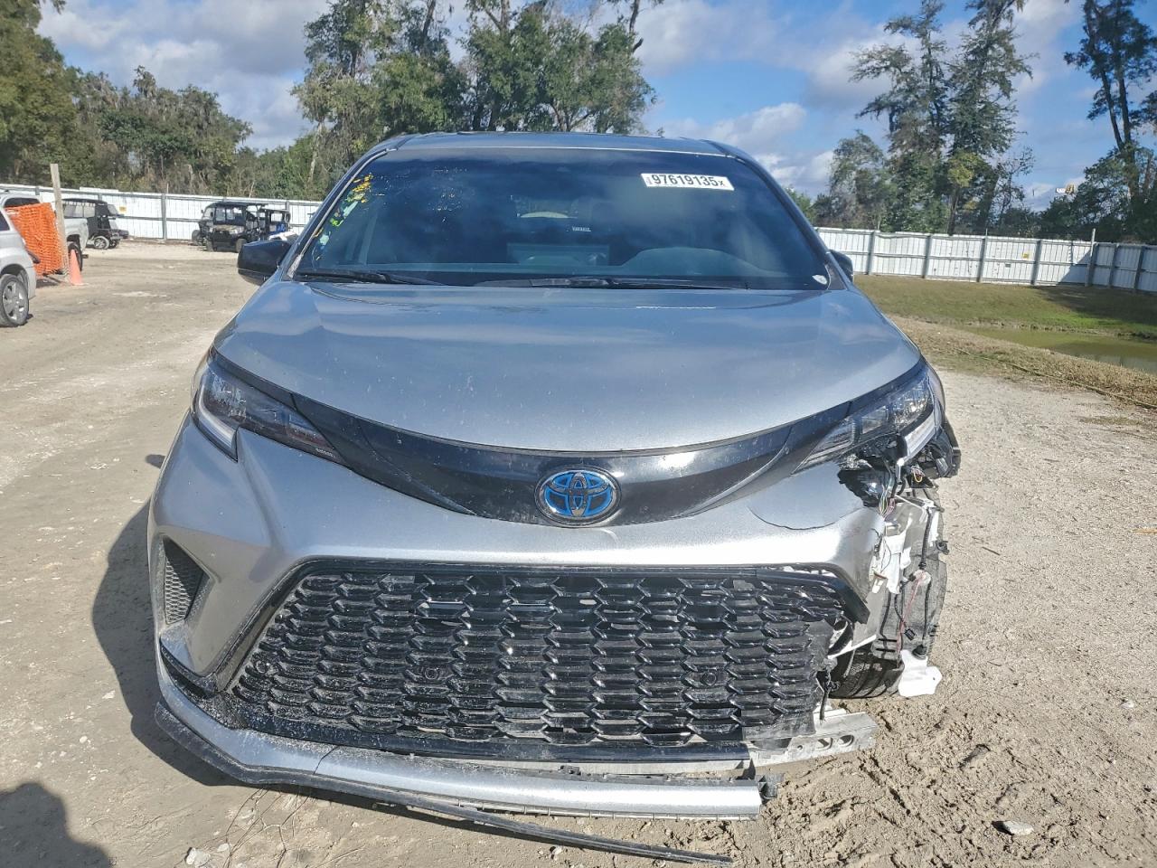 2025 TOYOTA SIENNA XSE photo 5