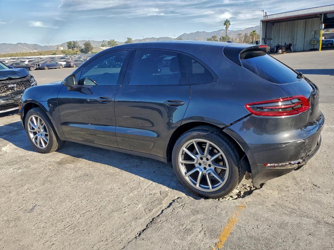 2018 PORSCHE MACAN photo 2