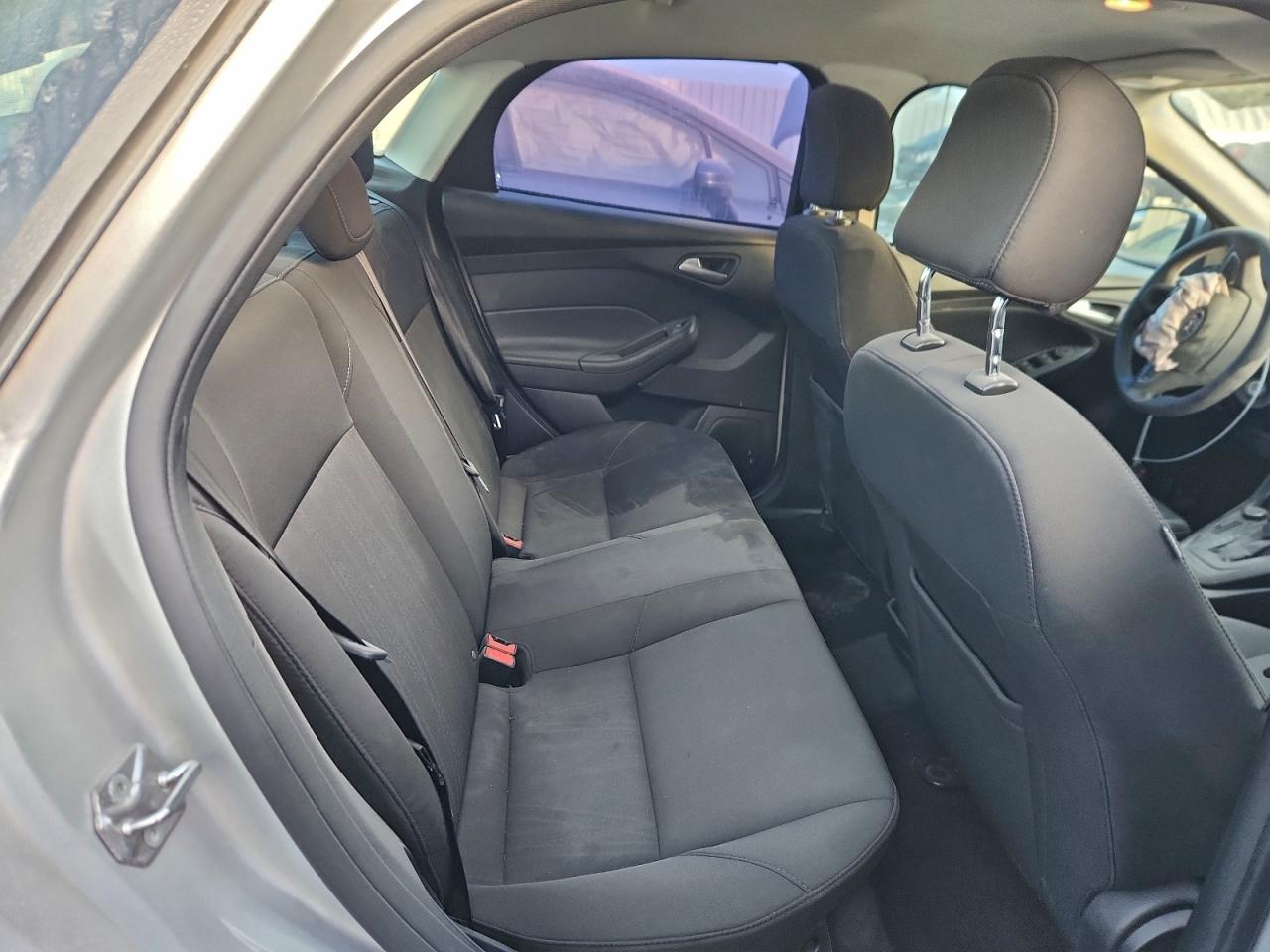 2017 FORD FOCUS SE photo 10