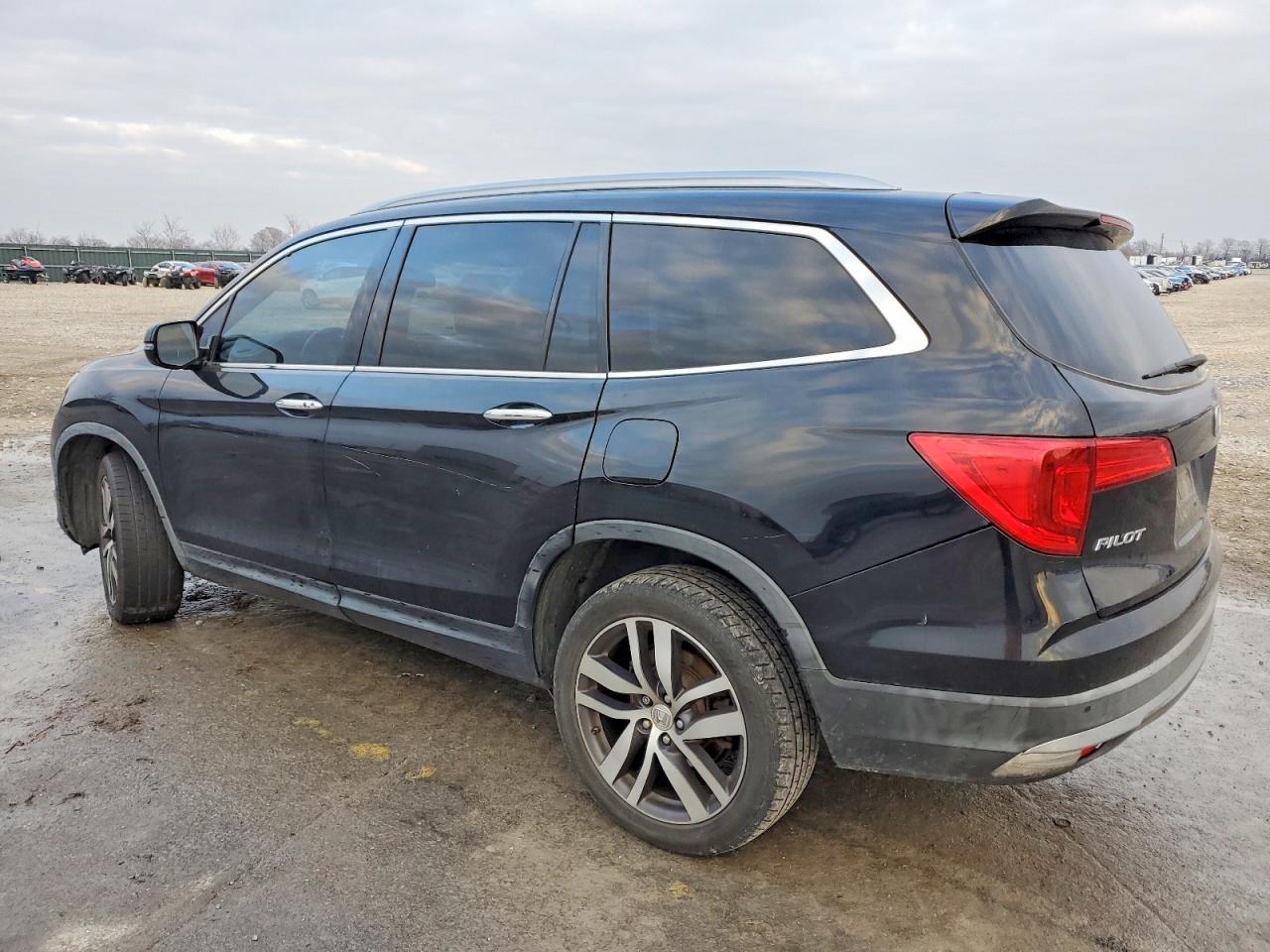 2016 HONDA PILOT TOURING photo 2