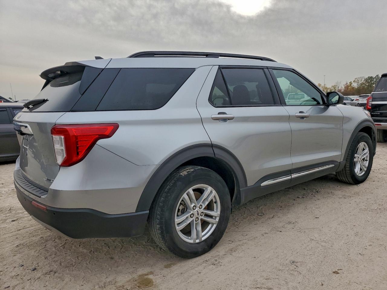 2023 FORD EXPLORER XLT photo 3
