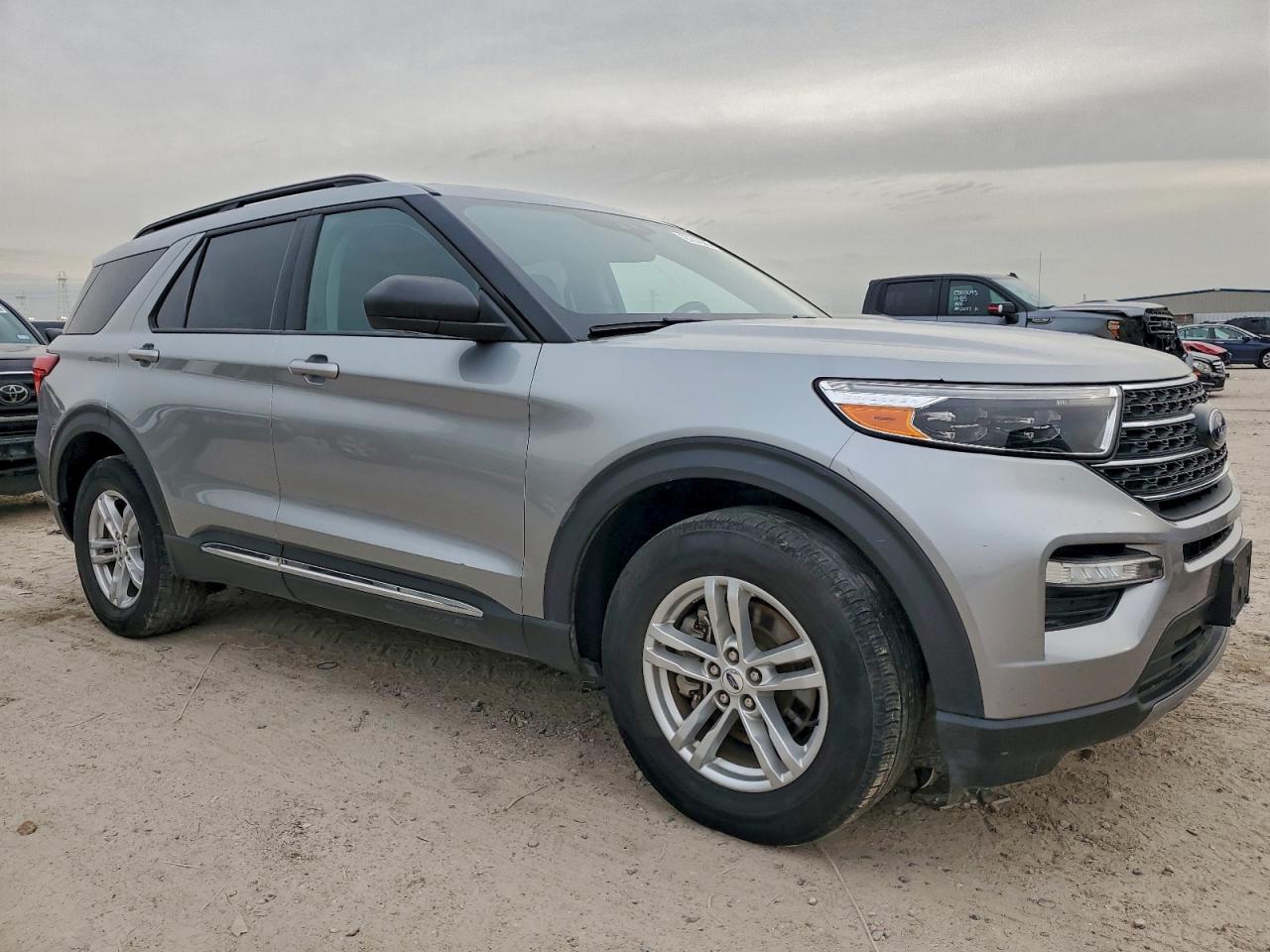 2023 FORD EXPLORER XLT photo 4