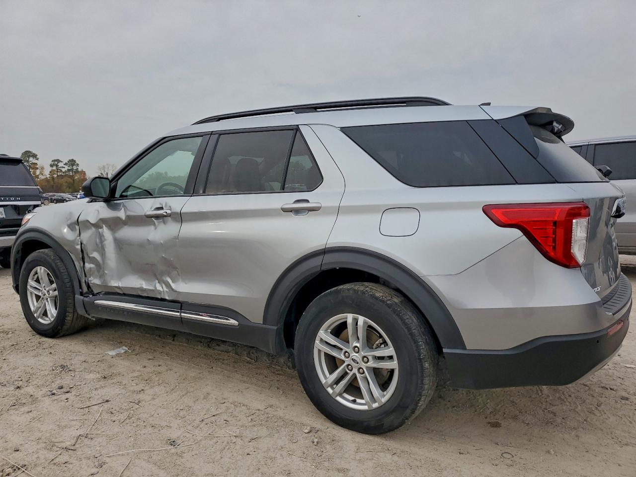 2023 FORD EXPLORER XLT photo 2