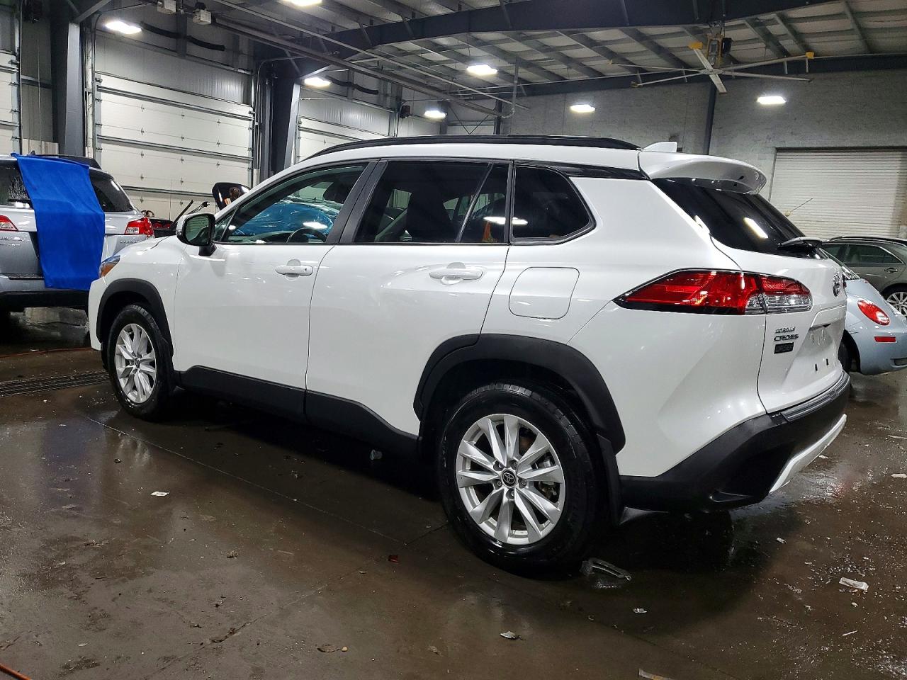 2023 TOYOTA COROLLA CROSS LE photo 2