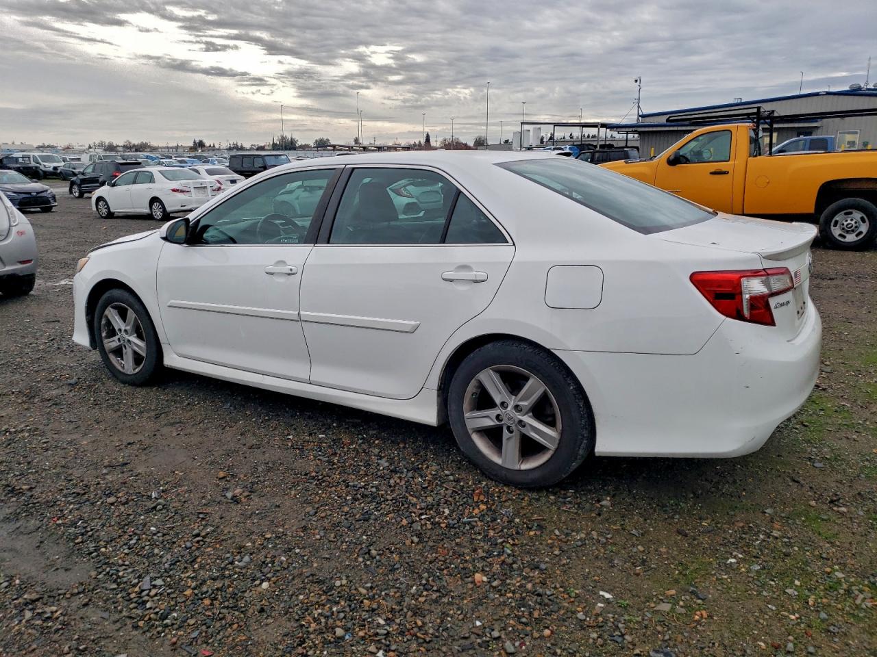 2013 TOYOTA CAMRY photo 2