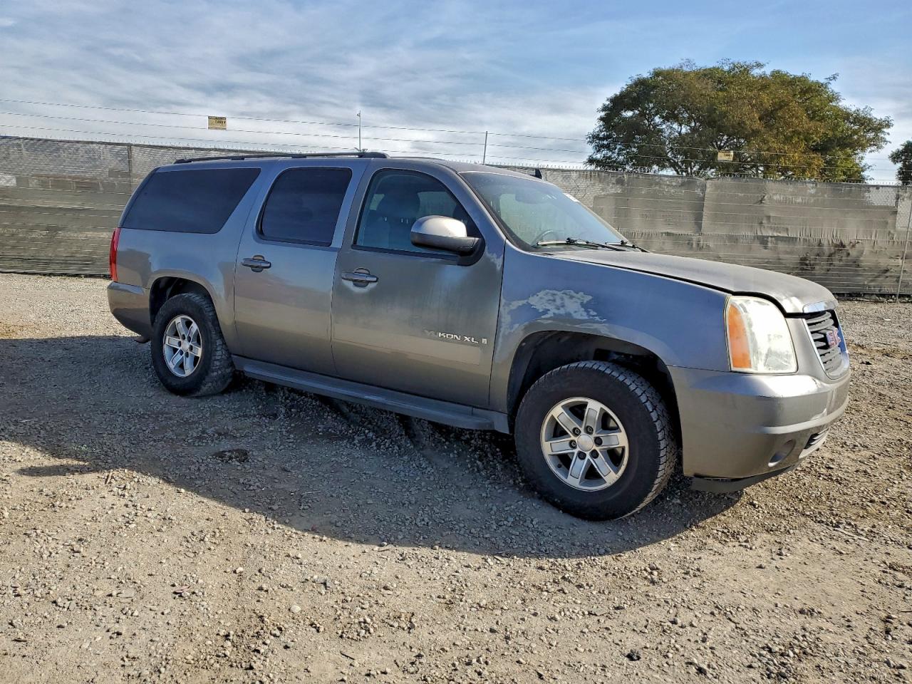 2009 GMC YUKON XL C1500 SLE photo 4