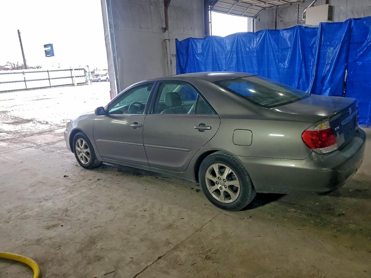 2005 TOYOTA CAMRY LE photo 2
