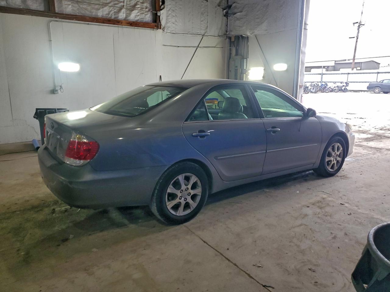 2005 TOYOTA CAMRY LE photo 3