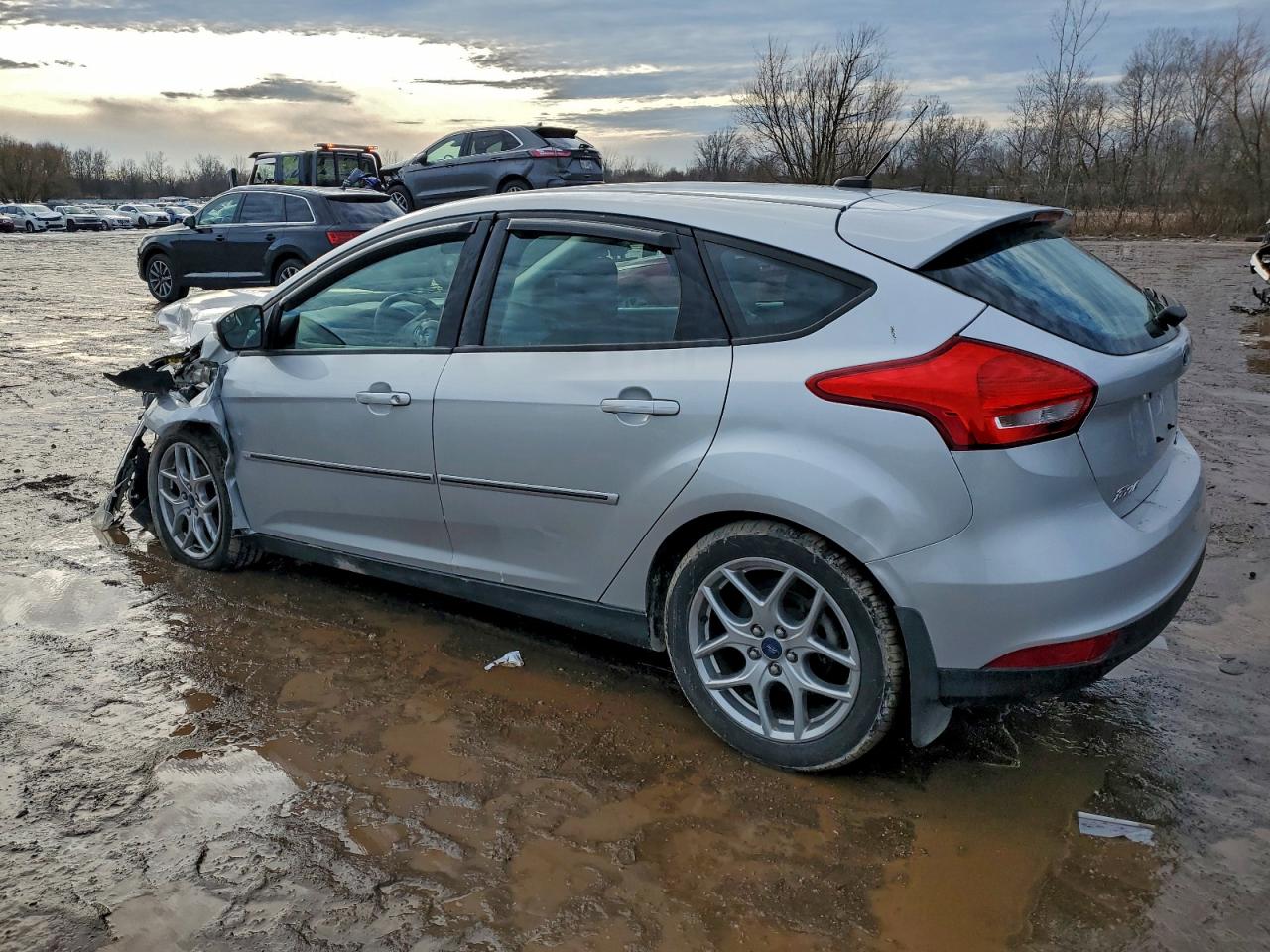 2015 FORD FOCUS SE photo 2