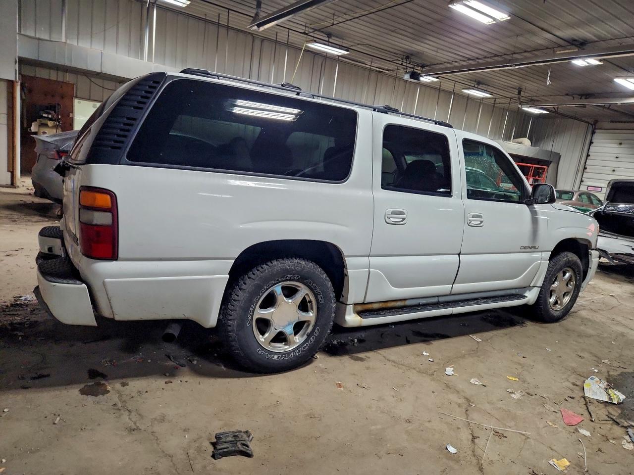 2003 GMC YUKON XL DENALI photo 3