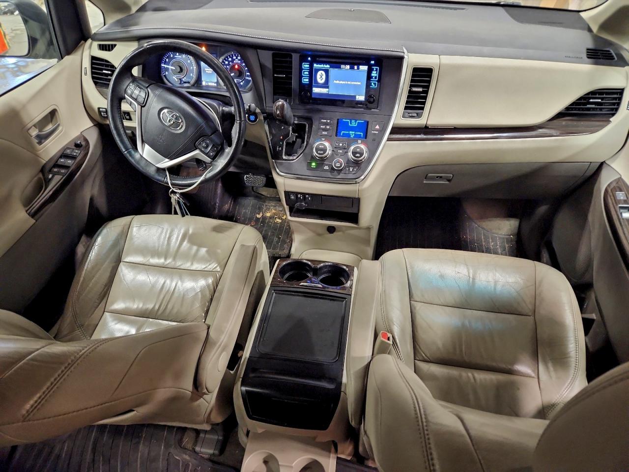 2017 TOYOTA SIENNA XLE photo 8