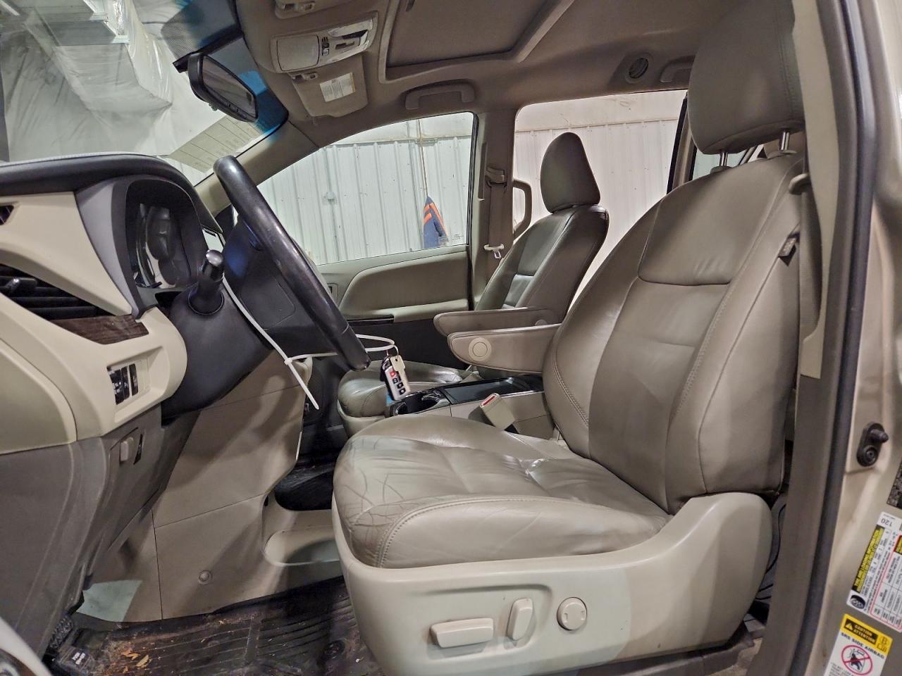 2017 TOYOTA SIENNA XLE photo 7