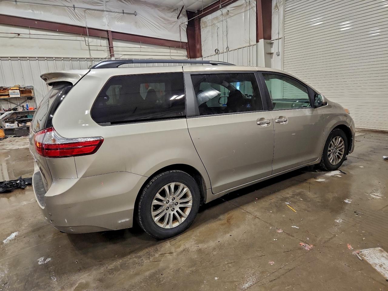 2017 TOYOTA SIENNA XLE photo 3