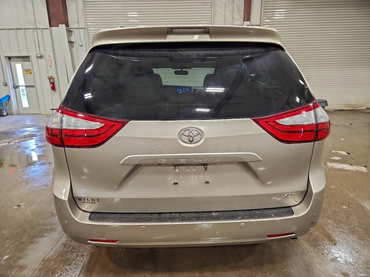 2017 TOYOTA SIENNA XLE photo 6
