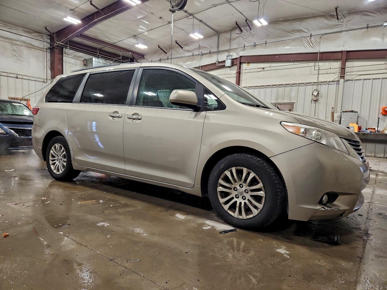 2017 TOYOTA SIENNA XLE photo 4