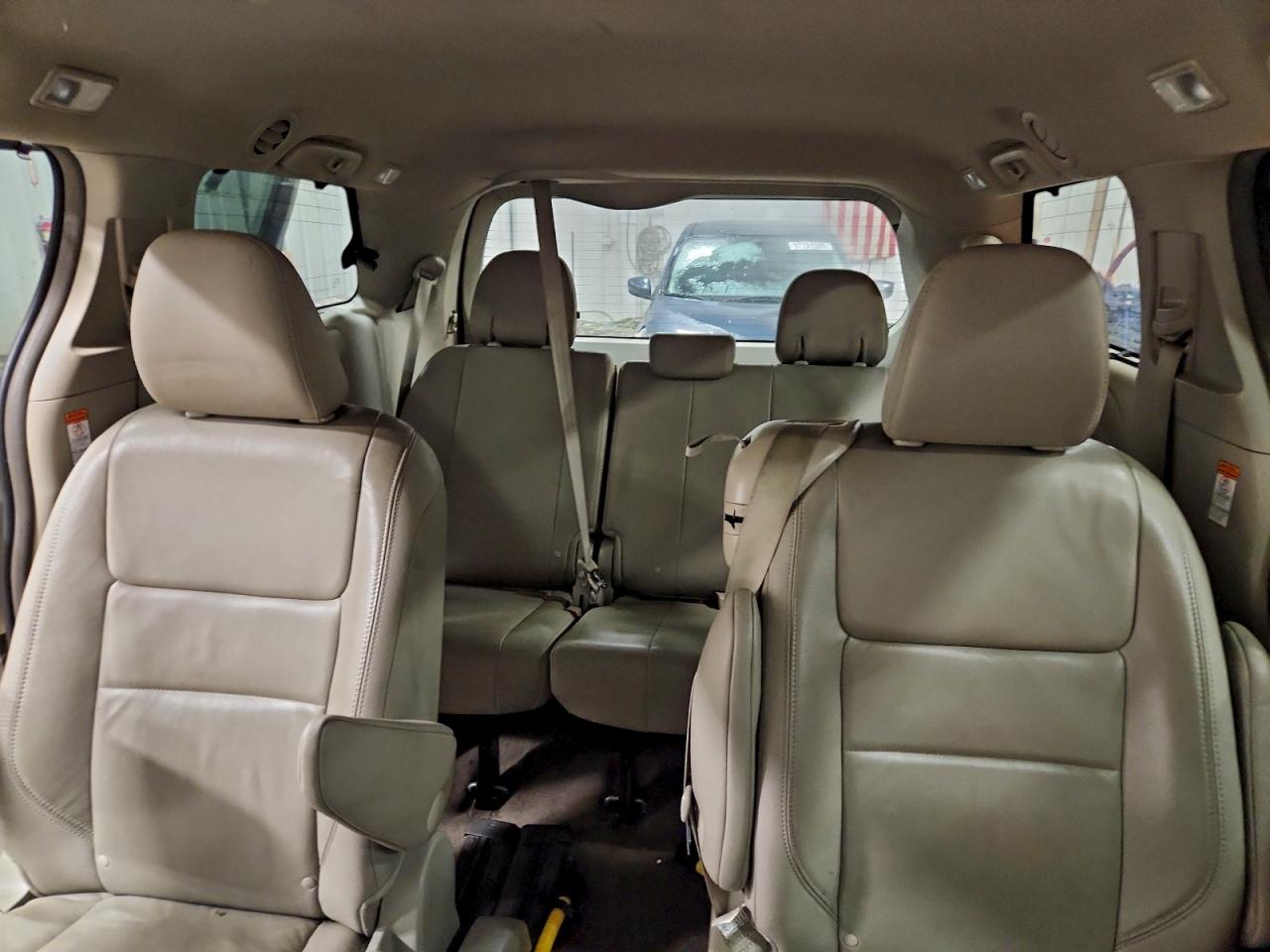 2017 TOYOTA SIENNA XLE photo 10