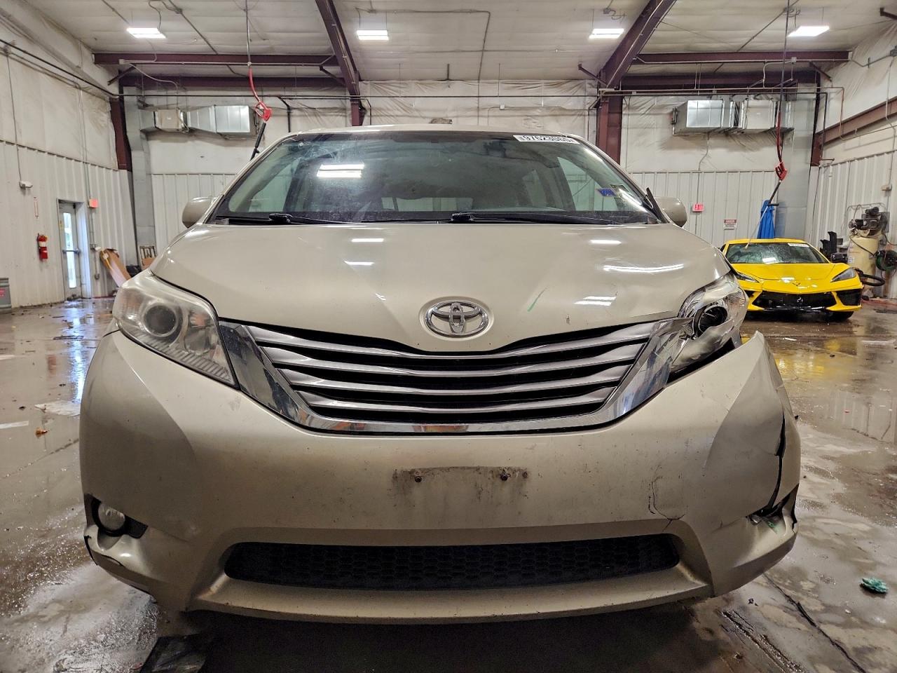 2017 TOYOTA SIENNA XLE photo 5