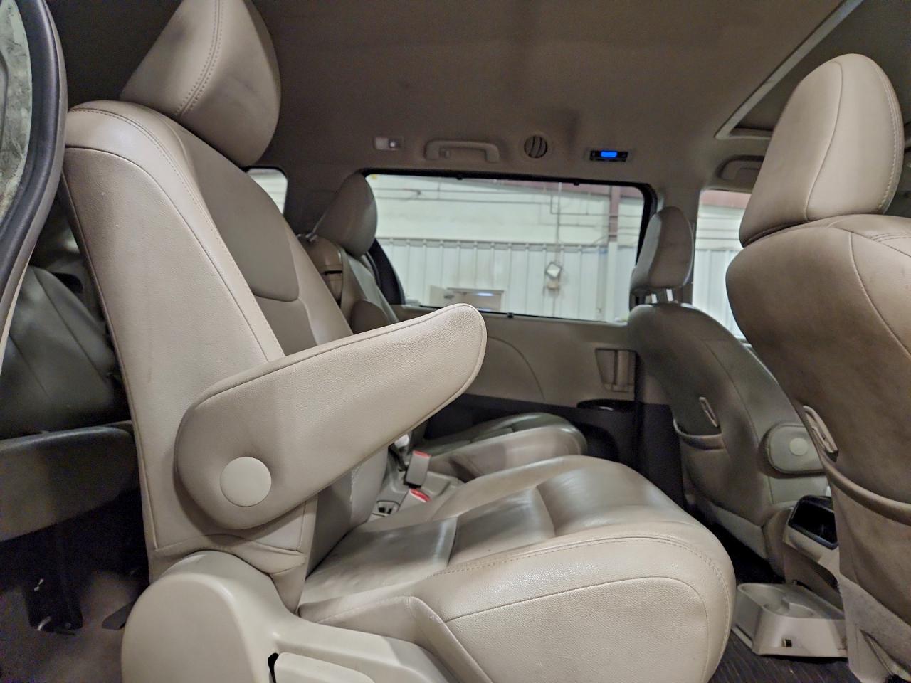 2017 TOYOTA SIENNA XLE photo 11