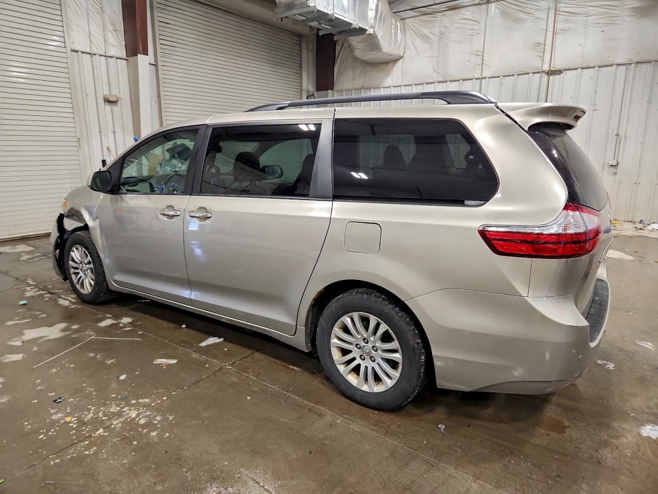 2017 TOYOTA SIENNA XLE photo 2
