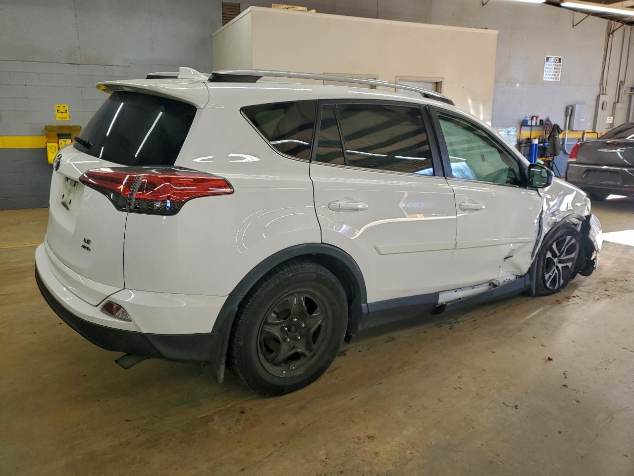 2018 TOYOTA RAV4 LE photo 3