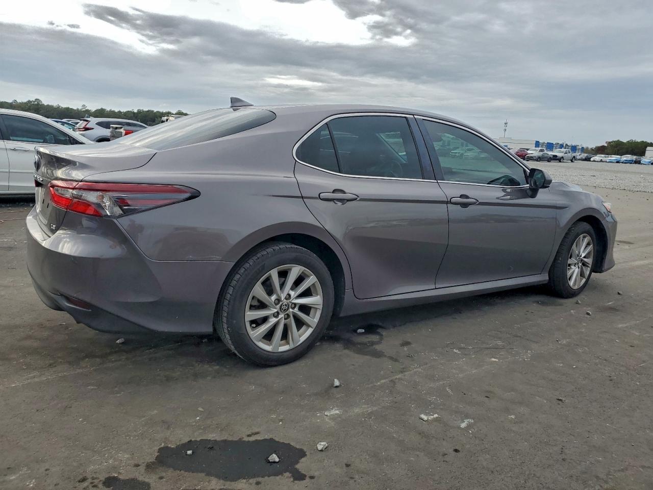 2021 TOYOTA CAMRY LE photo 3