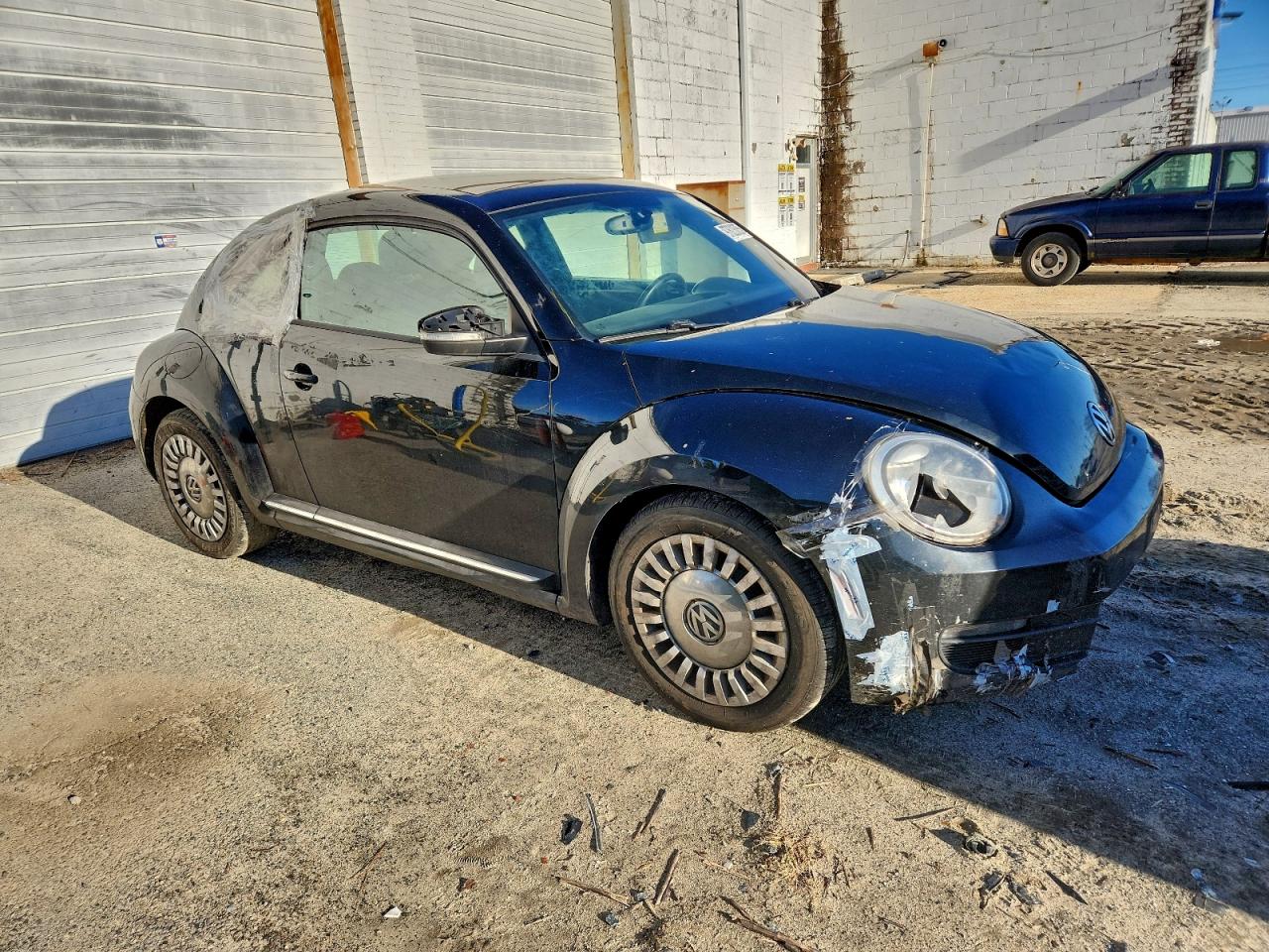 2013 VOLKSWAGEN BEETLE photo 4