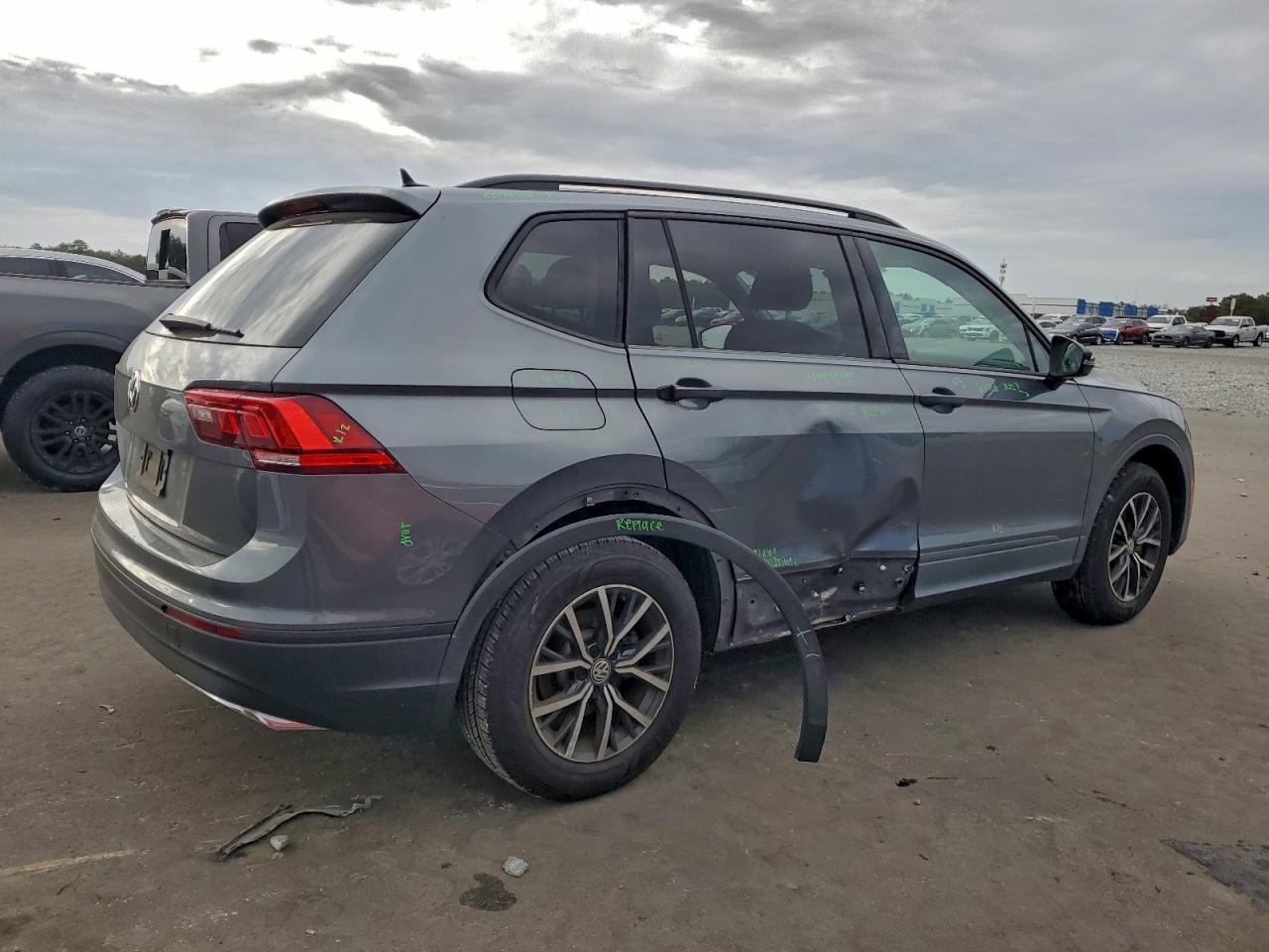 2021 VOLKSWAGEN TIGUAN S photo 3