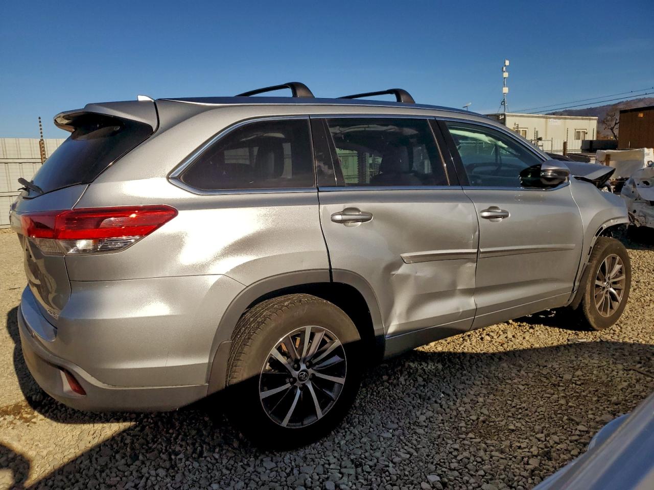 2018 TOYOTA HIGHLANDER SE photo 3