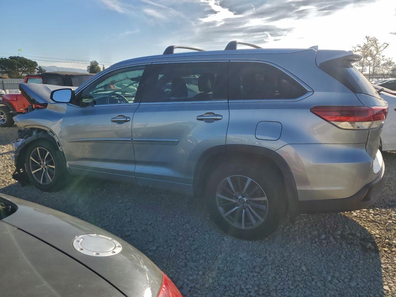 2018 TOYOTA HIGHLANDER SE photo 2