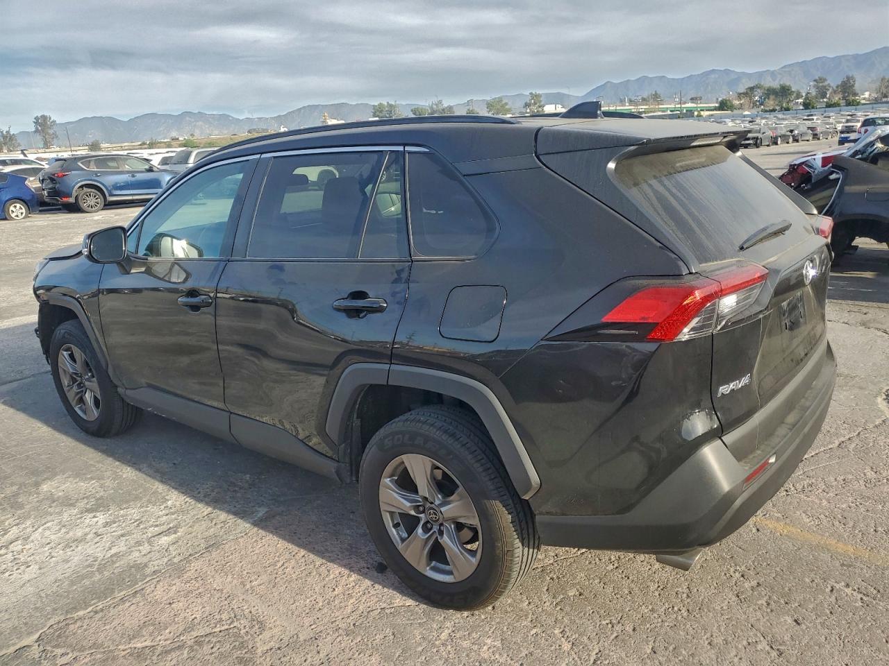 2022 TOYOTA RAV4 XLE photo 4