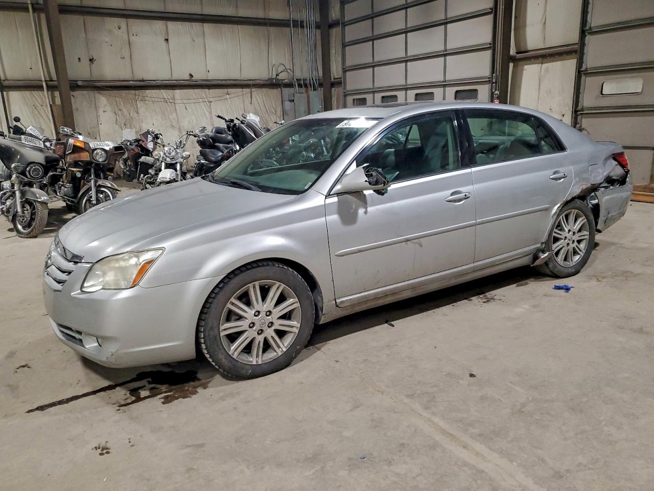2005 TOYOTA AVALON