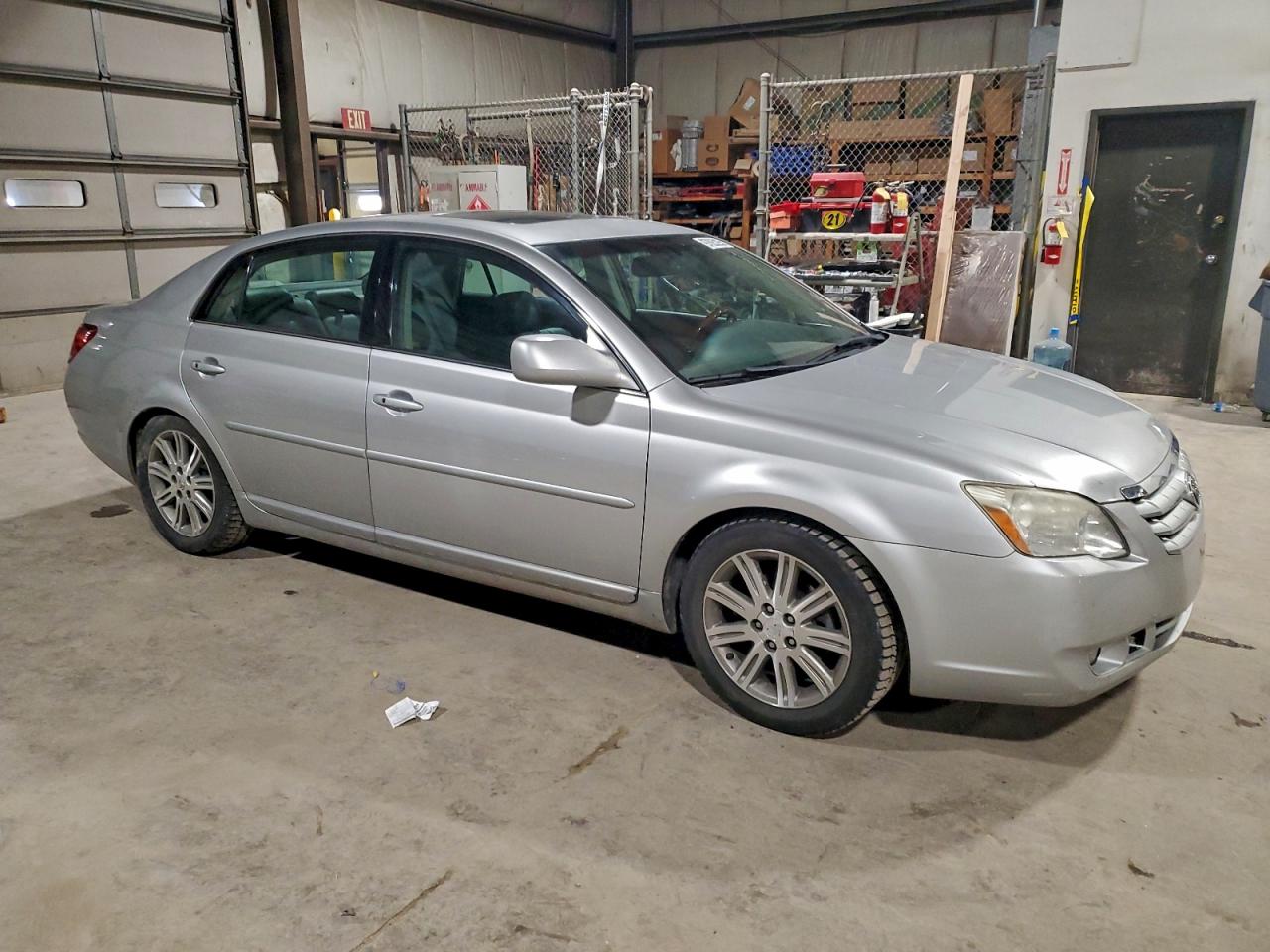 2005 TOYOTA AVALON XL photo 4