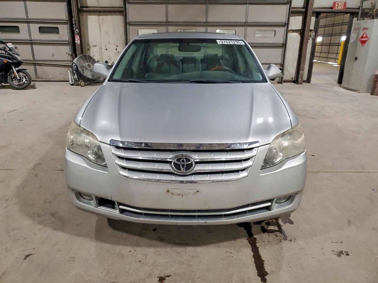 2005 TOYOTA AVALON XL photo 5