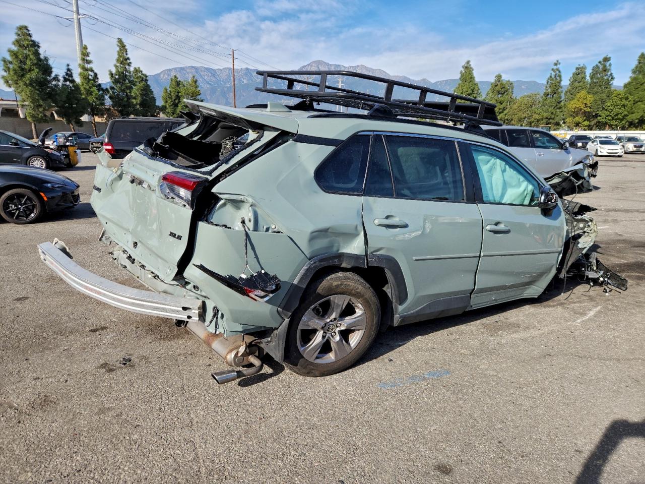 2022 TOYOTA RAV4 XLE photo 3