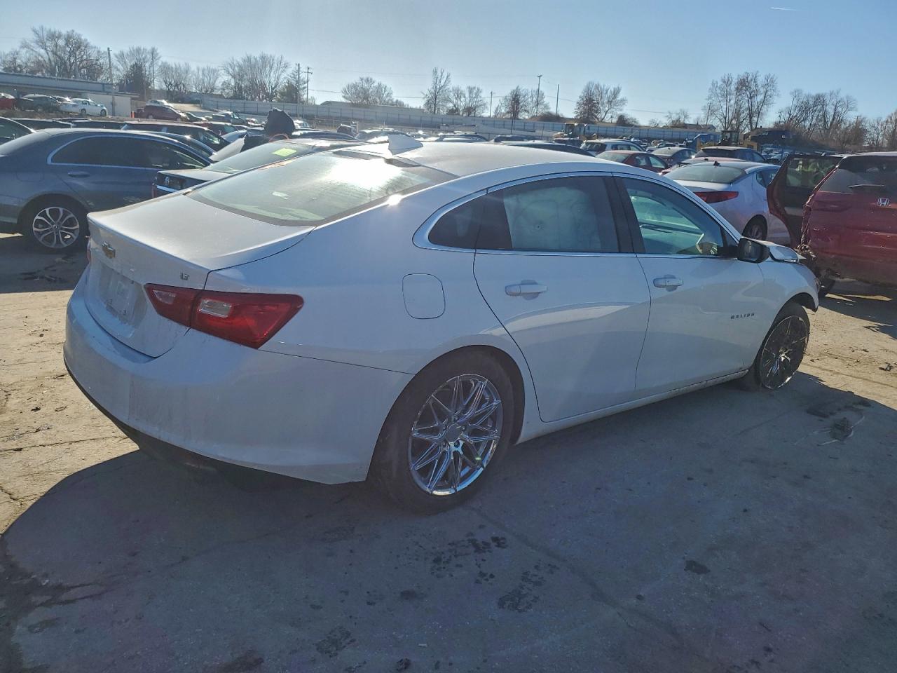 2023 CHEVROLET MALIBU LT photo 3