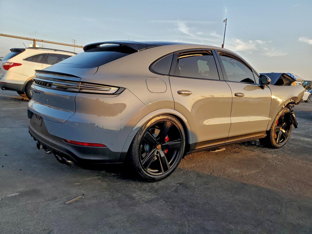 2025 PORSCHE CAYENNE SE HYBRID COUPE photo 3