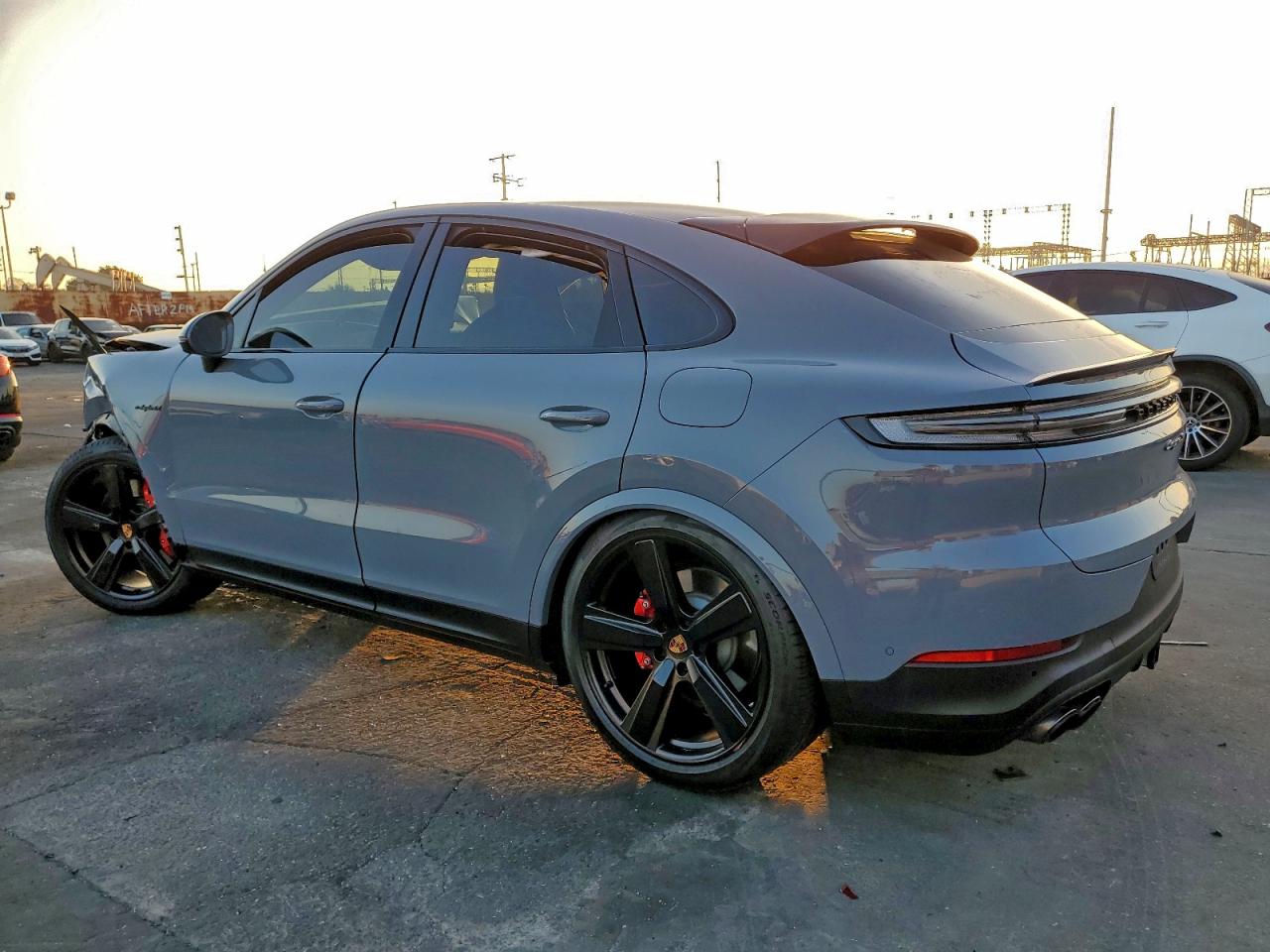 2025 PORSCHE CAYENNE SE HYBRID COUPE photo 2