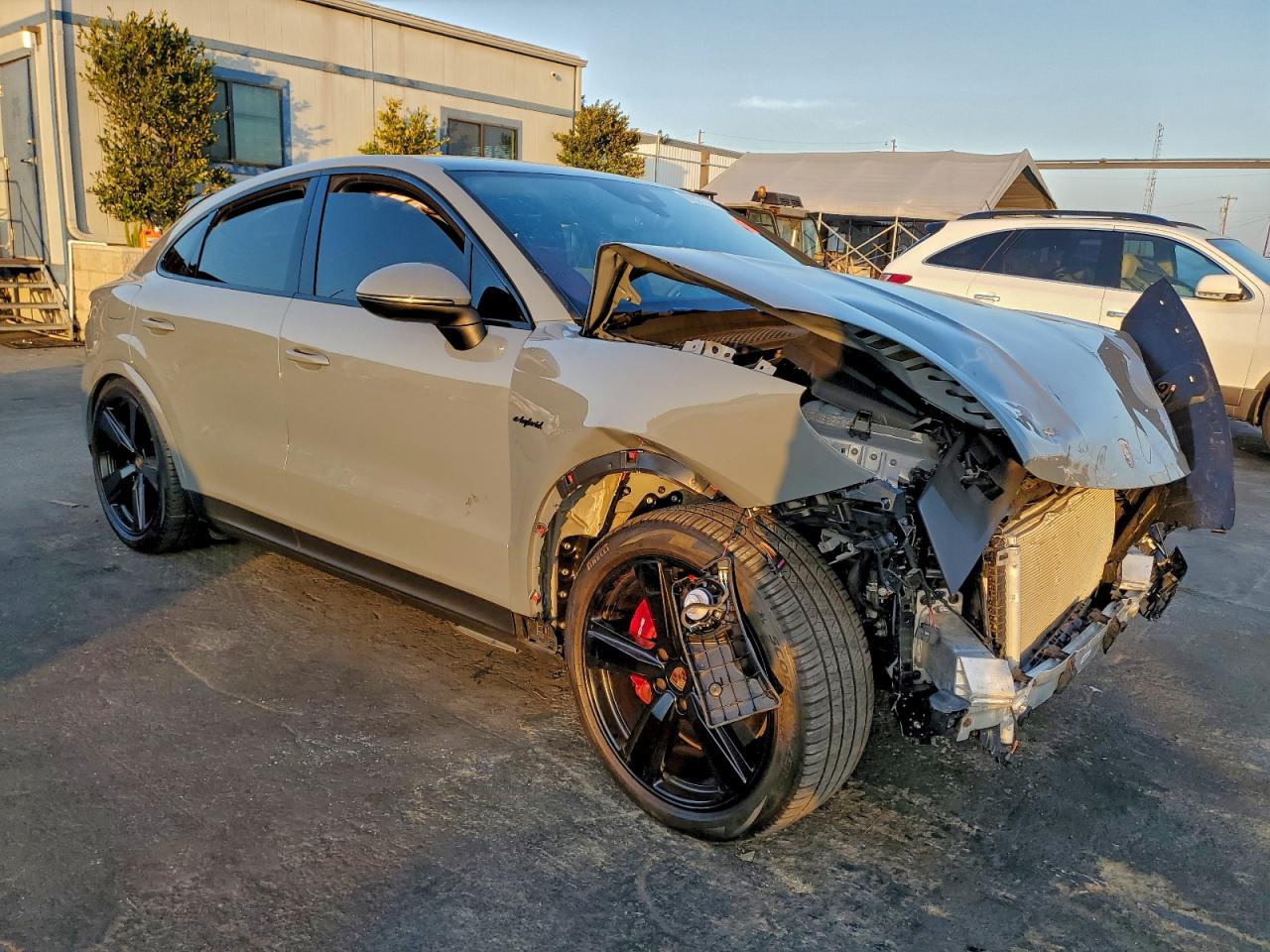 2025 PORSCHE CAYENNE SE HYBRID COUPE photo 4