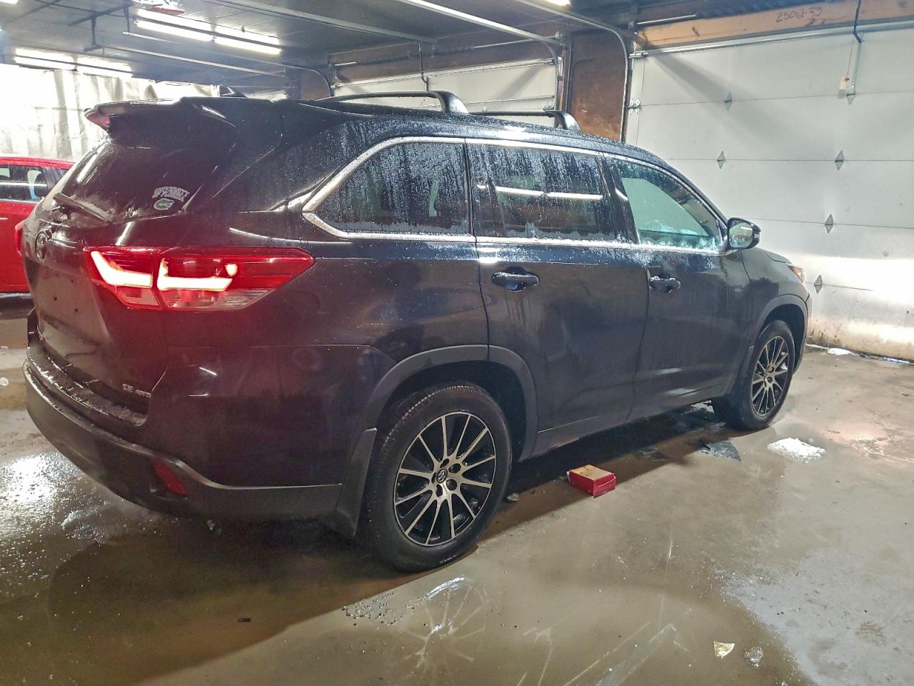 2017 TOYOTA HIGHLANDER SE photo 3