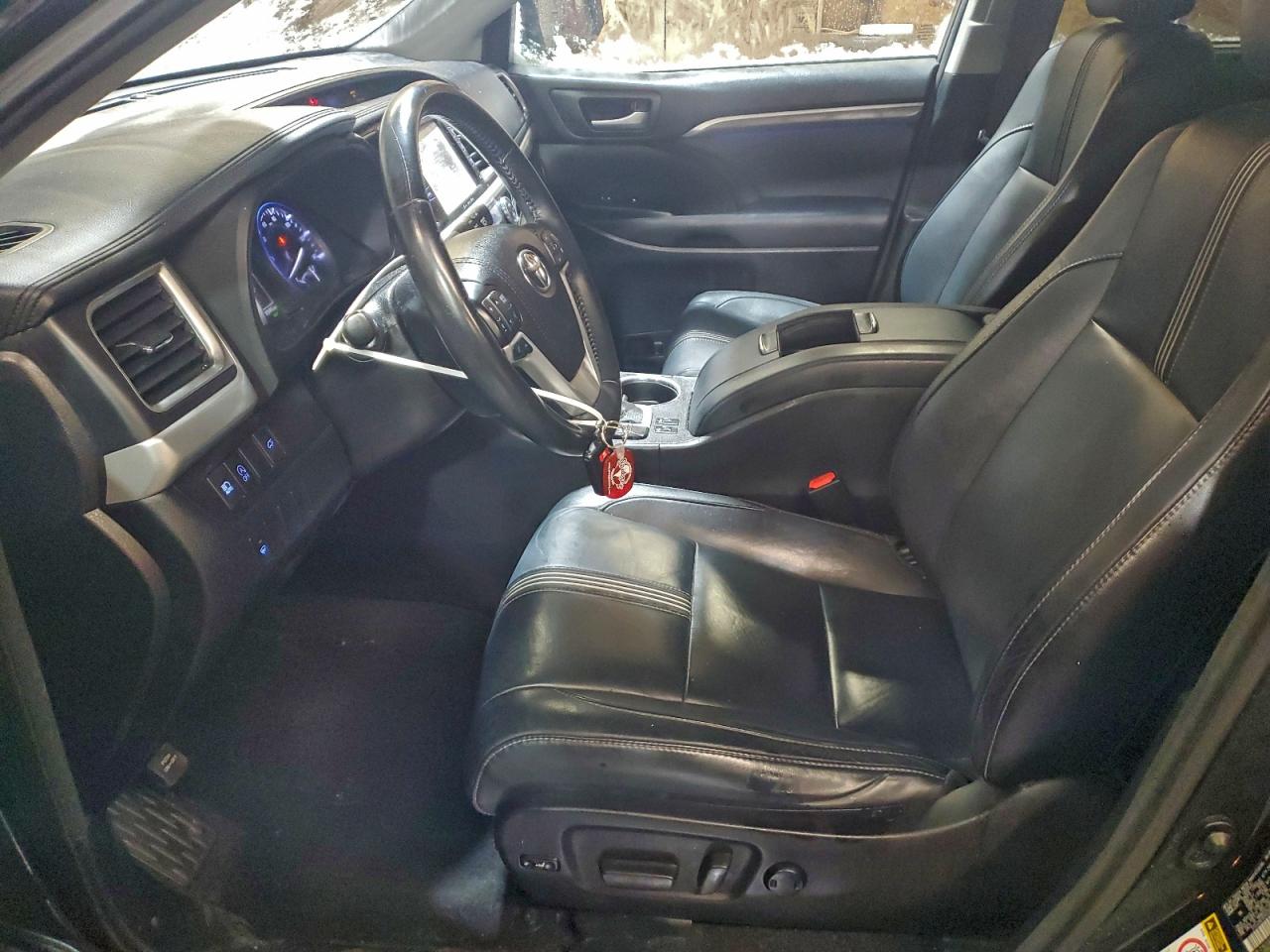 2017 TOYOTA HIGHLANDER SE photo 7