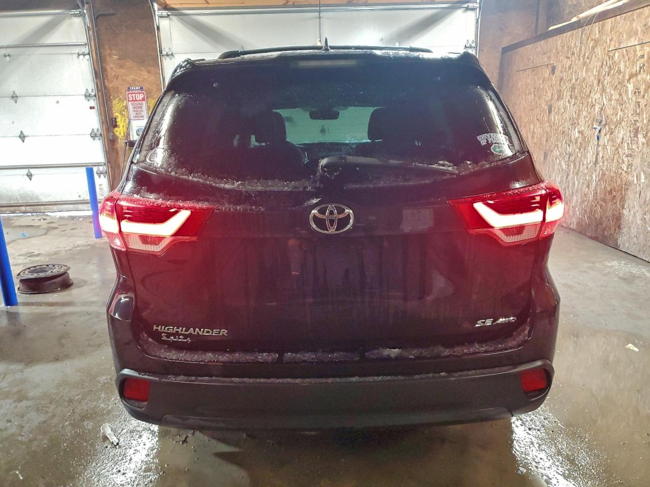 2017 TOYOTA HIGHLANDER SE photo 6