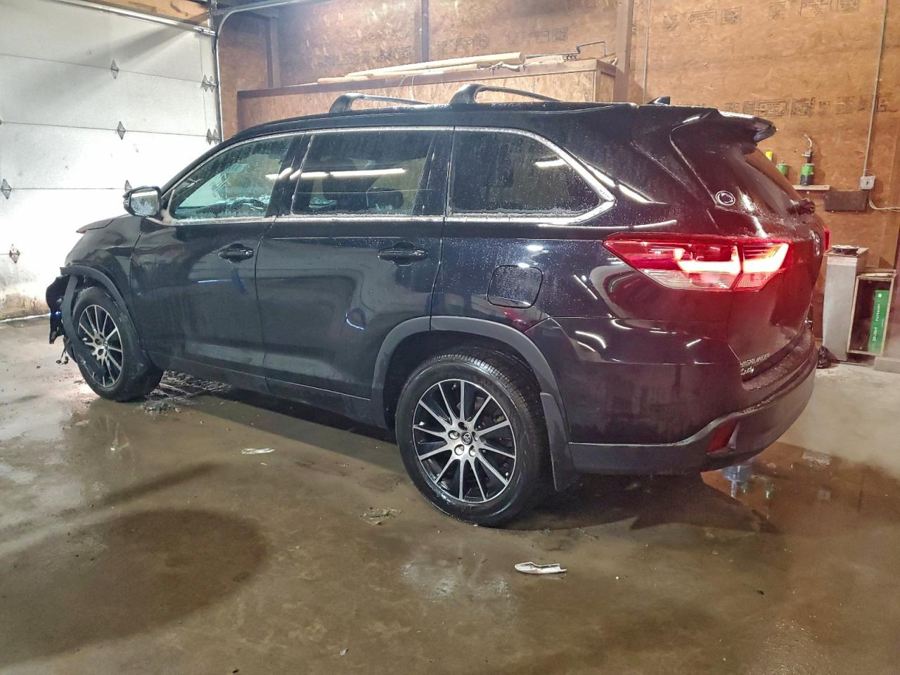 2017 TOYOTA HIGHLANDER SE photo 2
