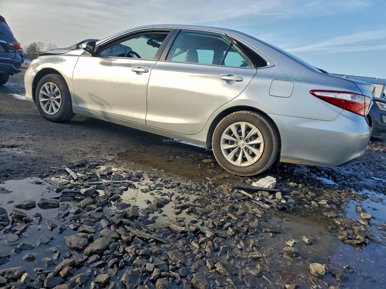 2016 TOYOTA CAMRY LE photo 2