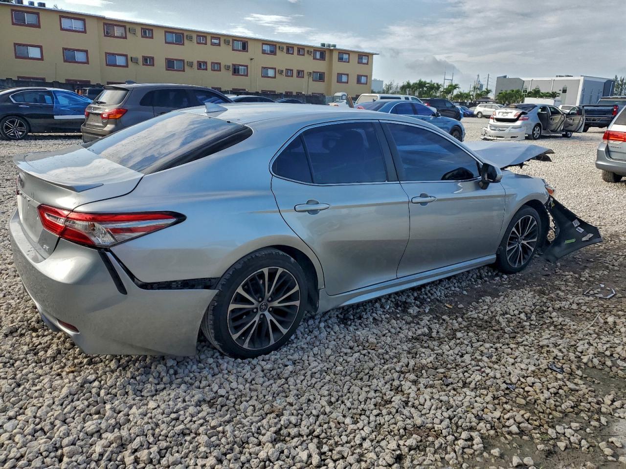 2019 TOYOTA CAMRY L photo 3
