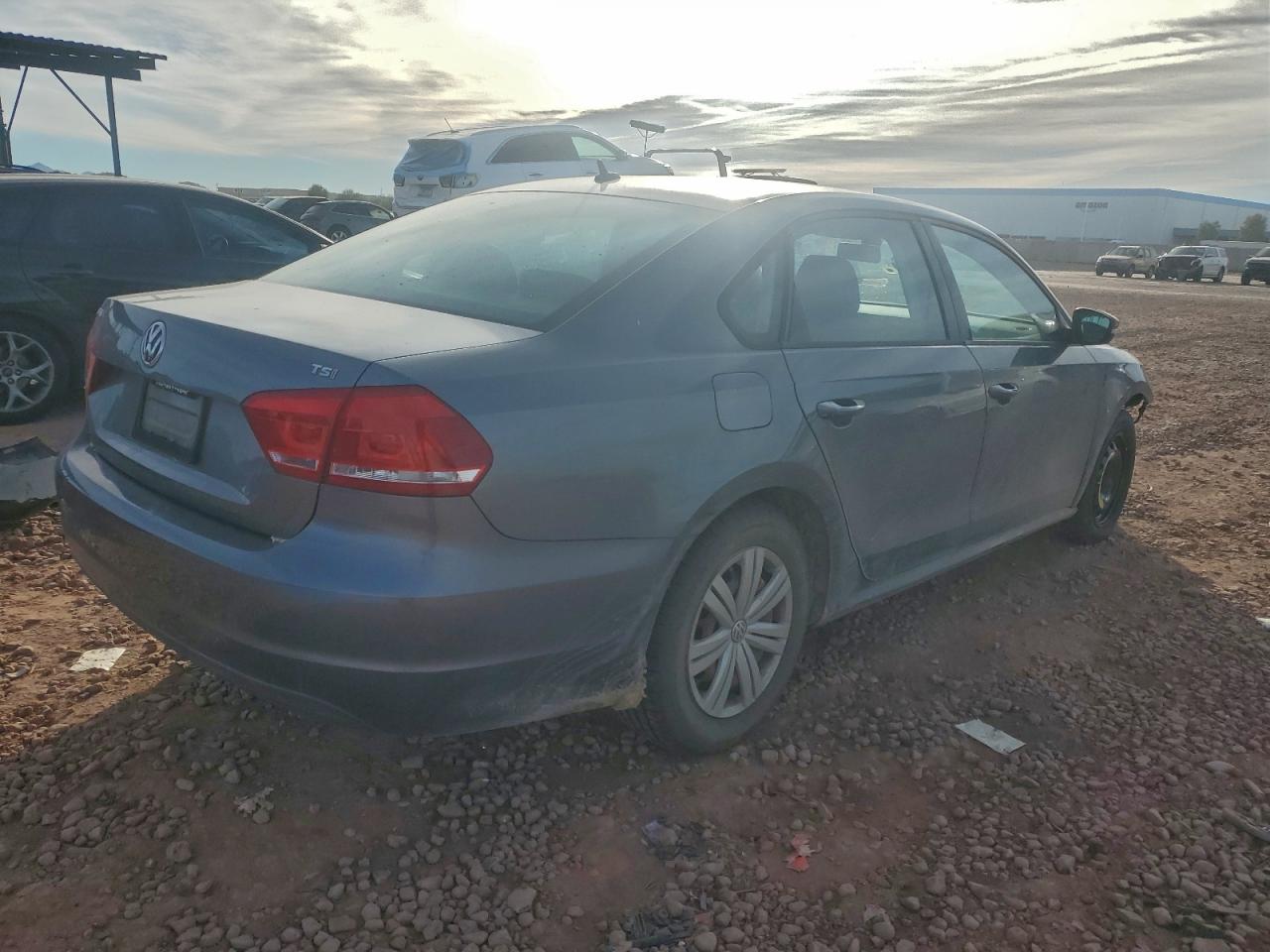 2015 VOLKSWAGEN PASSAT S photo 3