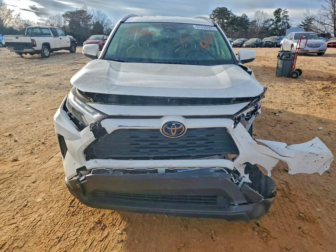 2022 TOYOTA RAV4 XLE photo 5
