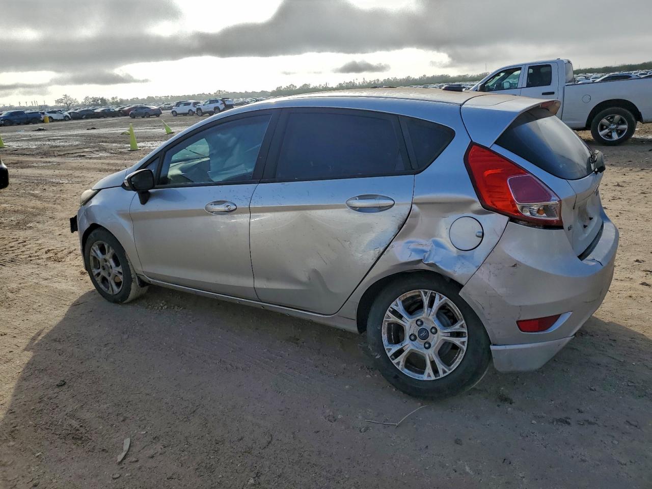 2016 FORD FIESTA SE photo 2