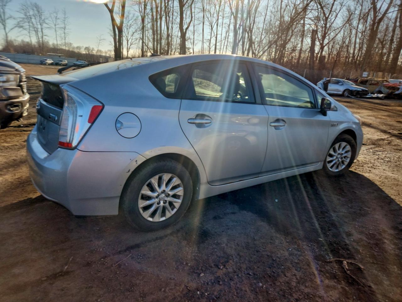 2014 TOYOTA PRIUS PLUG-IN photo 3